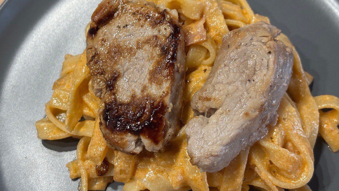 Krémes pesztós tészta szűzérmével recept - Habzsolj.hu