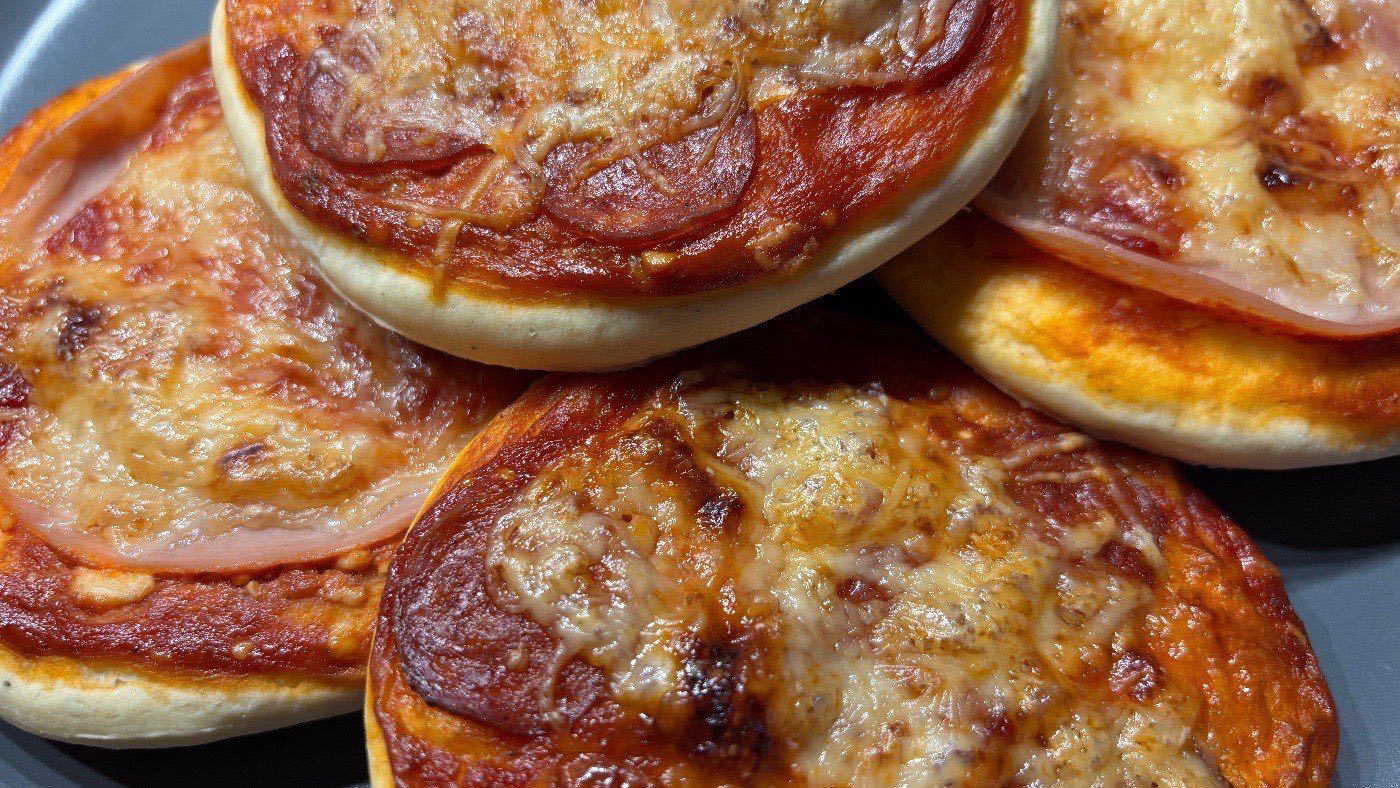 Mini pizza - gyors és finom vendégváró vagy főétel recept - Habzsolj.hu