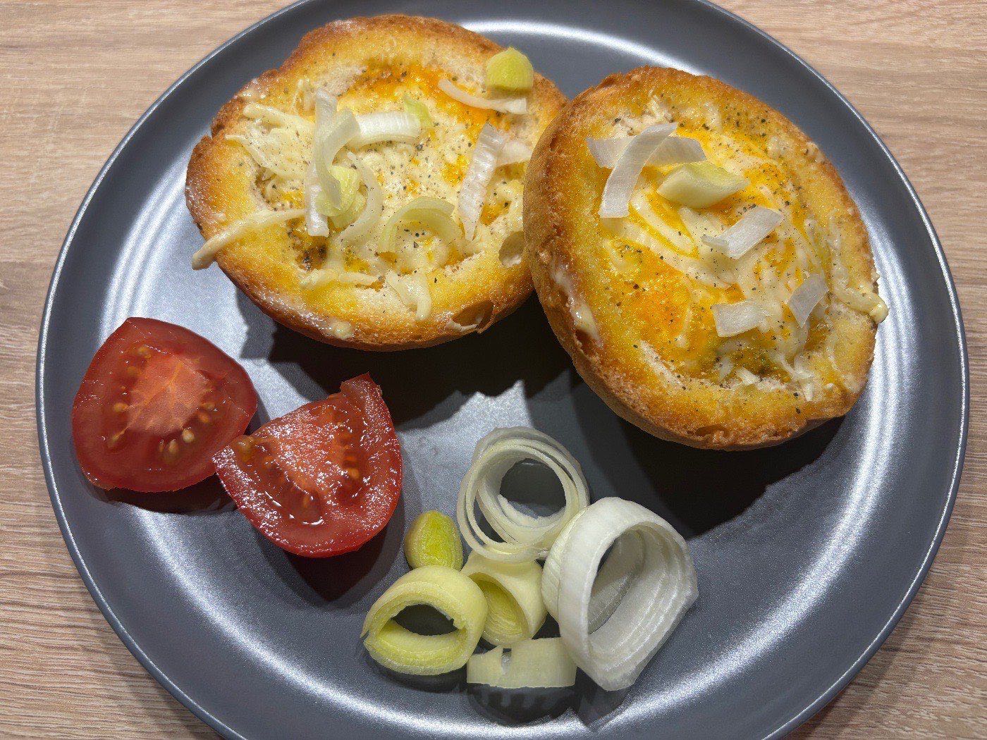 Töltött zsemle tojással - egyszerű brunch recept – 3. lépés