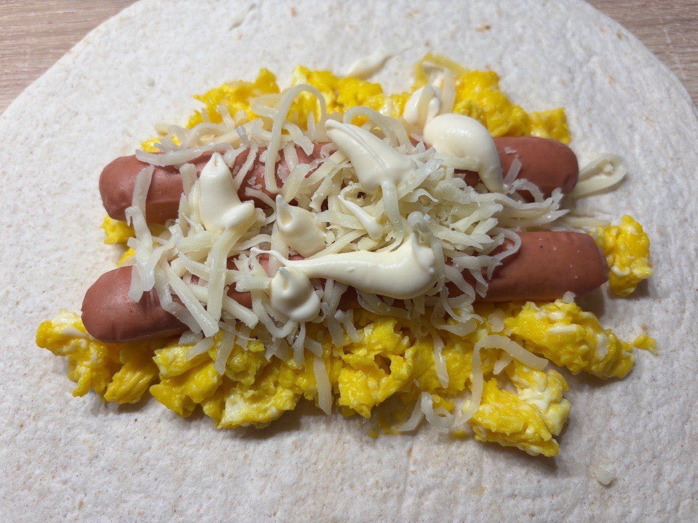 Tojásos-virslis wrap serpenyőben – 2. lépés
