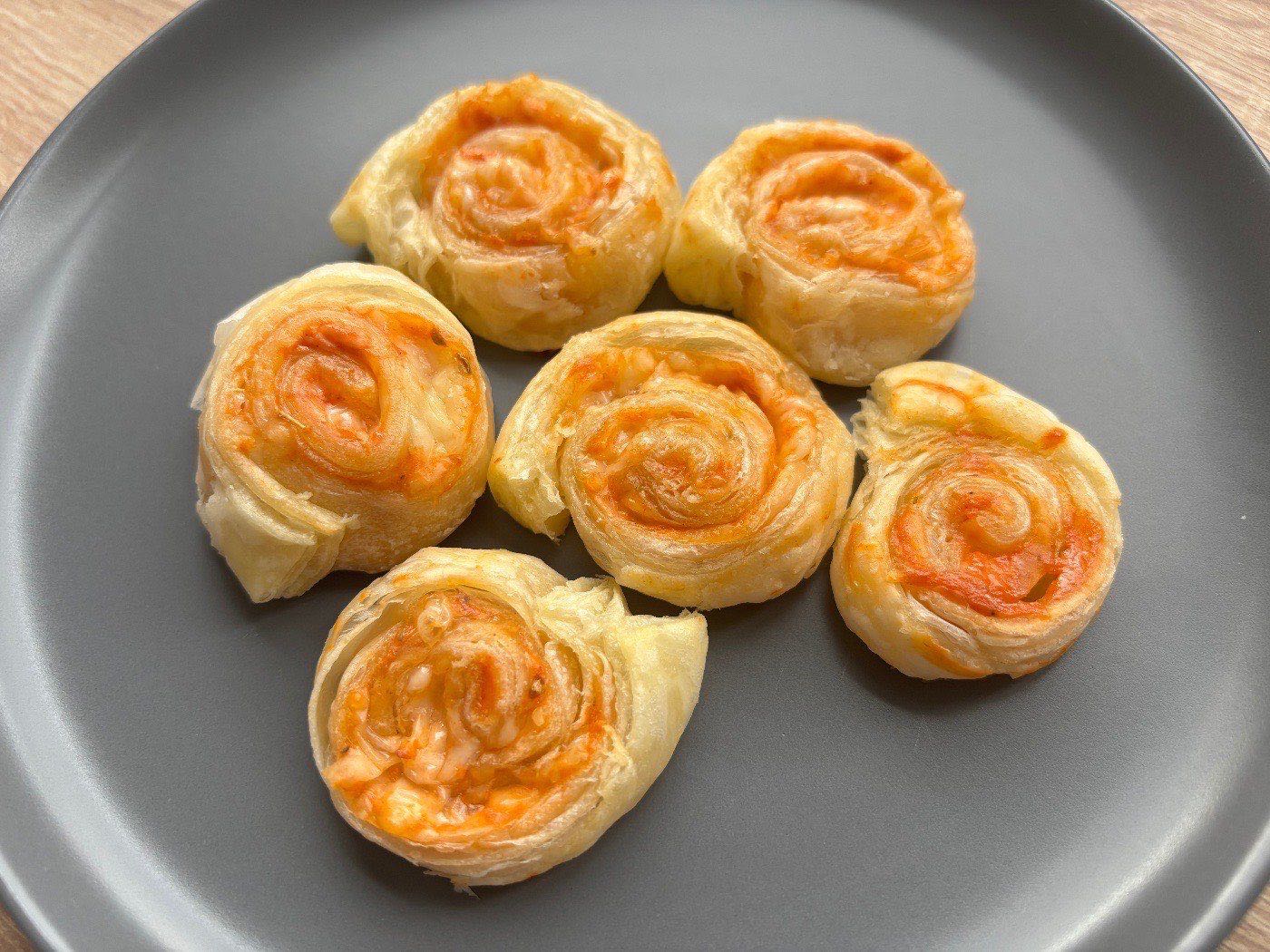 Pizzás csiga leveles tésztából - villámgyors snack – 4. lépés