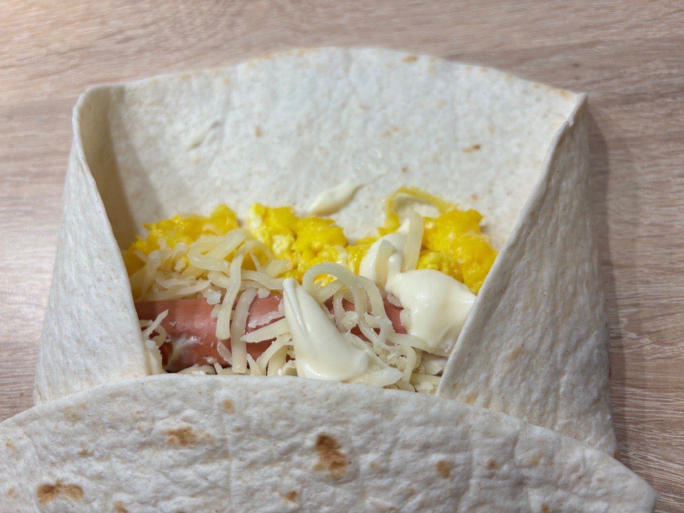 Tojásos-virslis wrap serpenyőben – 3. lépés