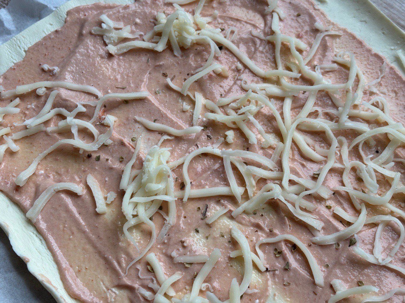 Pizzás csiga leveles tésztából - villámgyors snack – 2. lépés