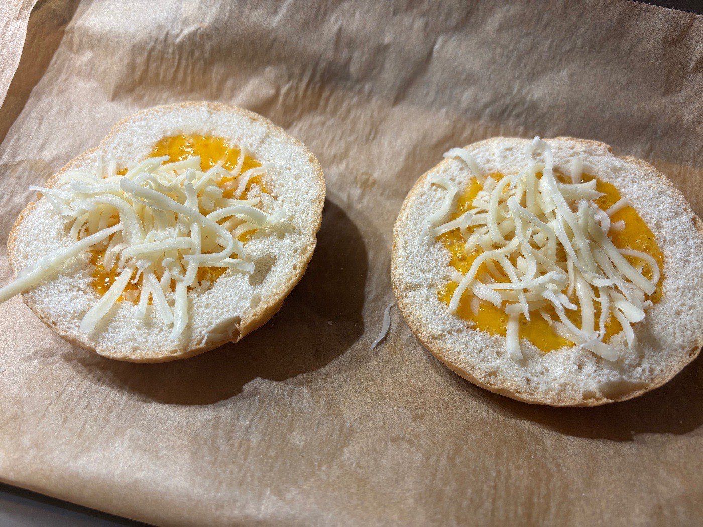 Töltött zsemle tojással - egyszerű brunch recept – 2. lépés