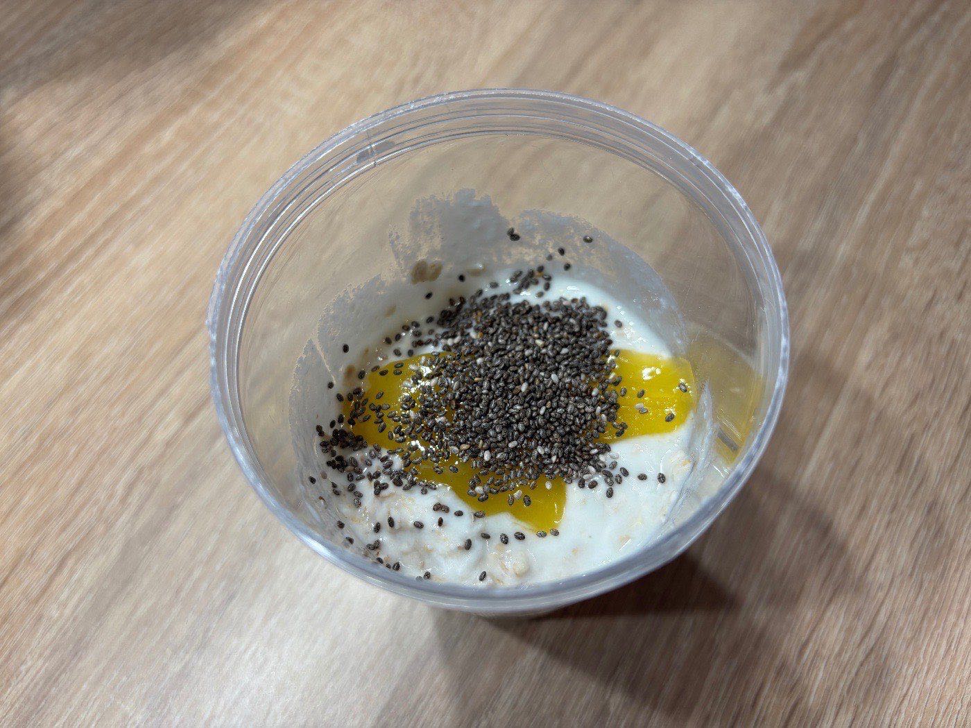 Epres-joghurtos zabkrém chia maggal – 2. lépés