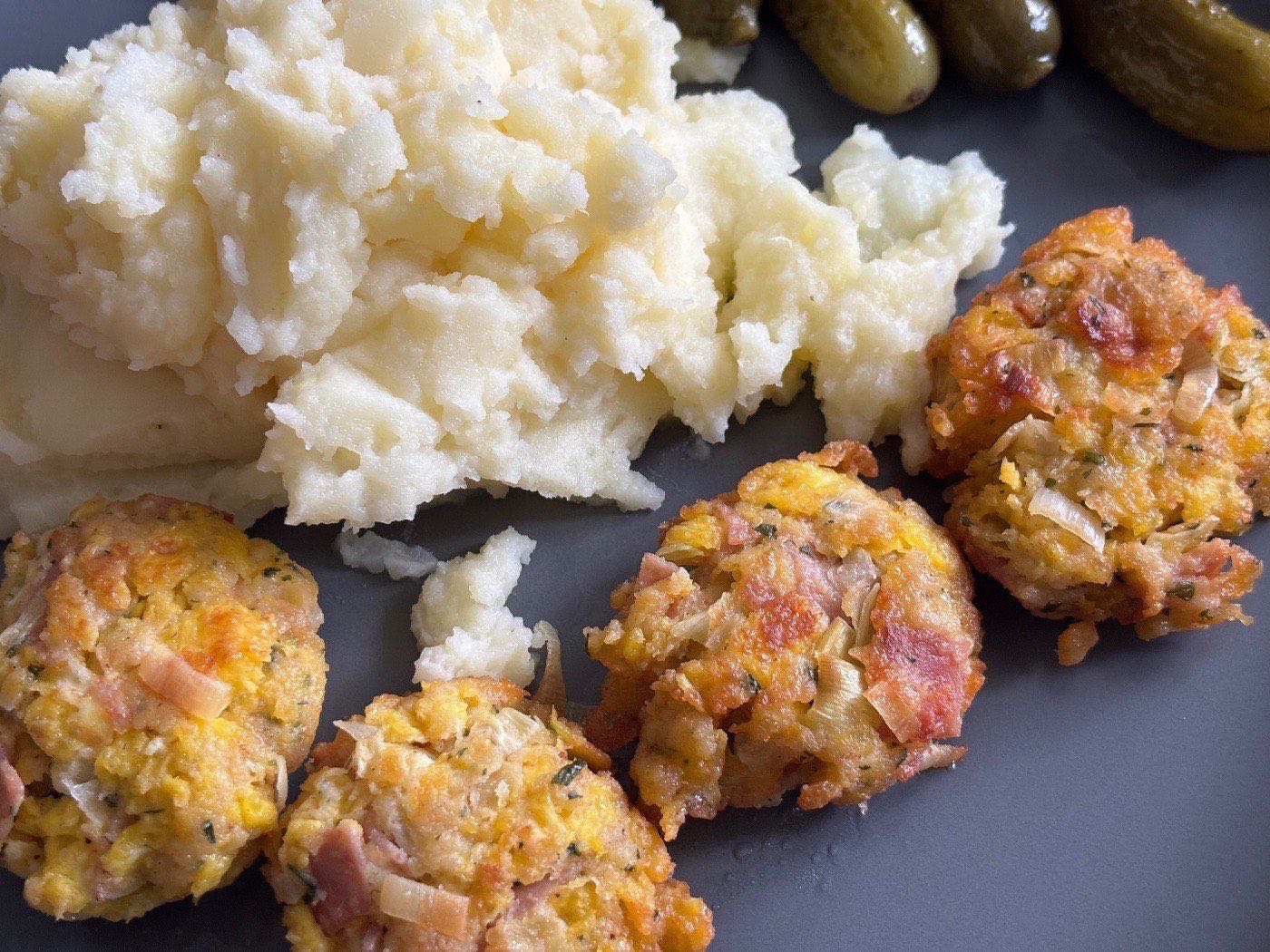 Puha tojásfasírt serpenyőben – Tálalás